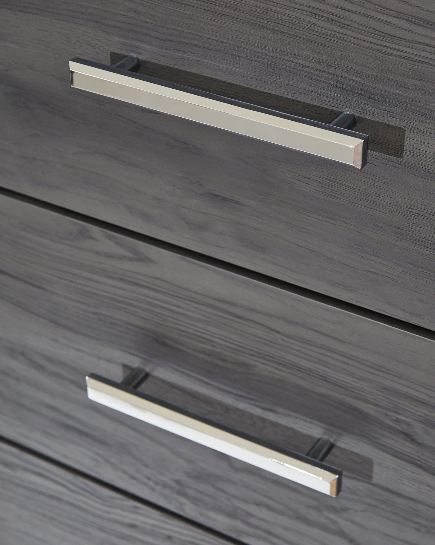 Lodanna - Five Drawer Chest - Gray
